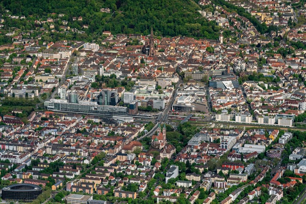 Aerial photograph Stühlinger - City view on down town with Central Station in Stuehlinger in the state Baden-Wurttemberg, Germany