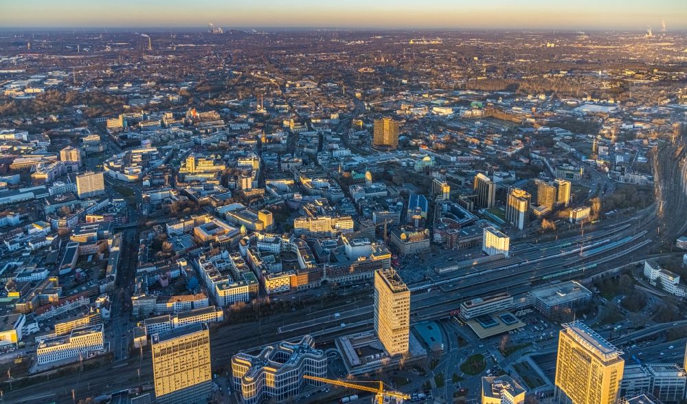Aerial image Essen - City view on down town with high-rise buildings at Essen main station in the district Stadtkern in Essen at Ruhrgebiet in the state North Rhine-Westphalia, Germany