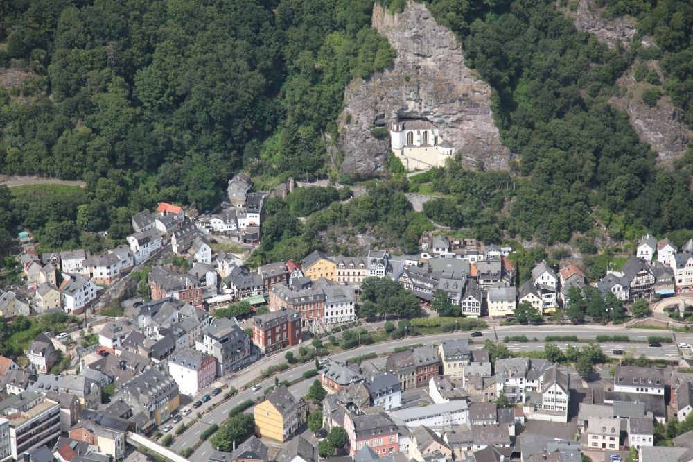 Idar-Oberstein from the bird's eye view: City view of the city area of in Idar-Oberstein in the state Rhineland-Palatinate, Germany. In the slope above the city center the rock church, Felsenkirche, a landmark of the city