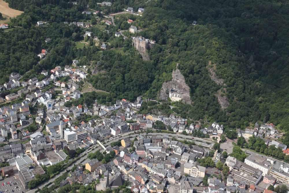 Aerial photograph Idar-Oberstein - City view of the city area of in Idar-Oberstein in the state Rhineland-Palatinate, Germany. In the slope above the city center the rock church, Felsenkirche, a landmark of the city