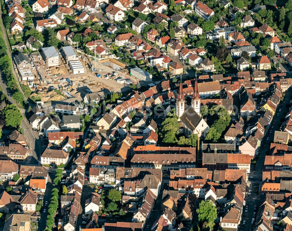 Aerial photograph Kenzingen - City view on down town on Oberer Zirkel - Kirchplatz in Kenzingen in the state Baden-Wuerttemberg, Germany