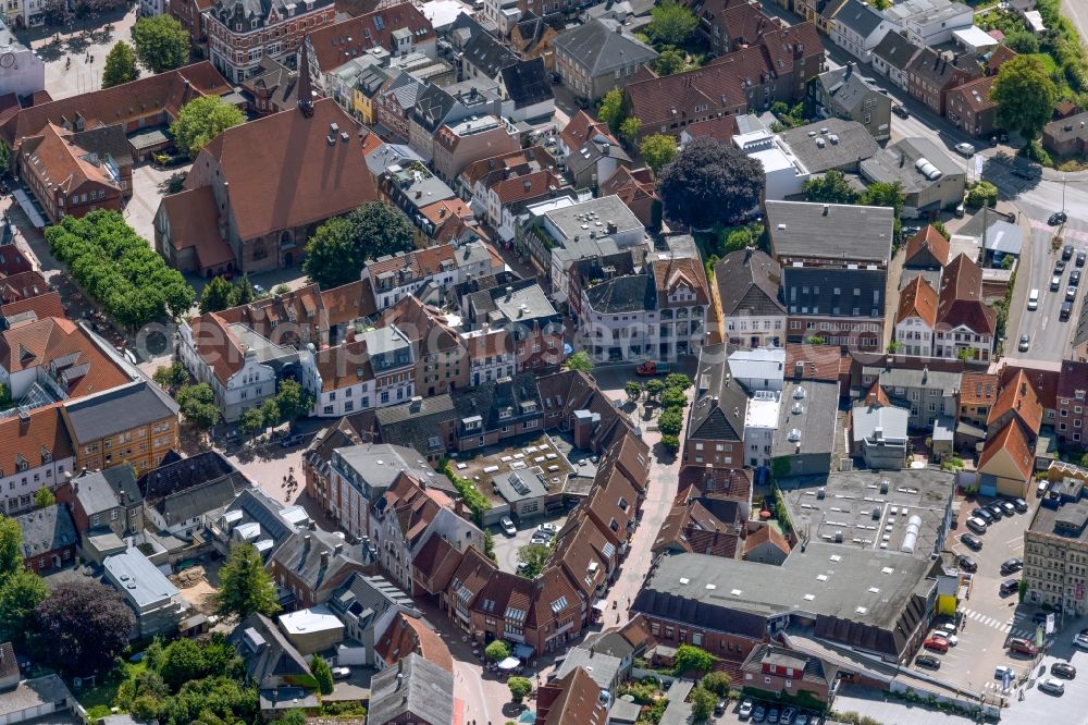 Aerial photograph Eckernförde - City view on down town on Langebrueckstrasse - Frau-Clara-Strasse - Ochsenkopf in Eckernfoerde in the state Schleswig-Holstein, Germany