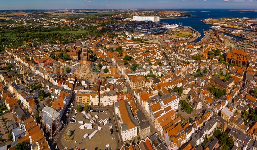 Aerial image Wismar - City view on down town with Marktplatz in Wismar in the state Mecklenburg - Western Pomerania, Germany