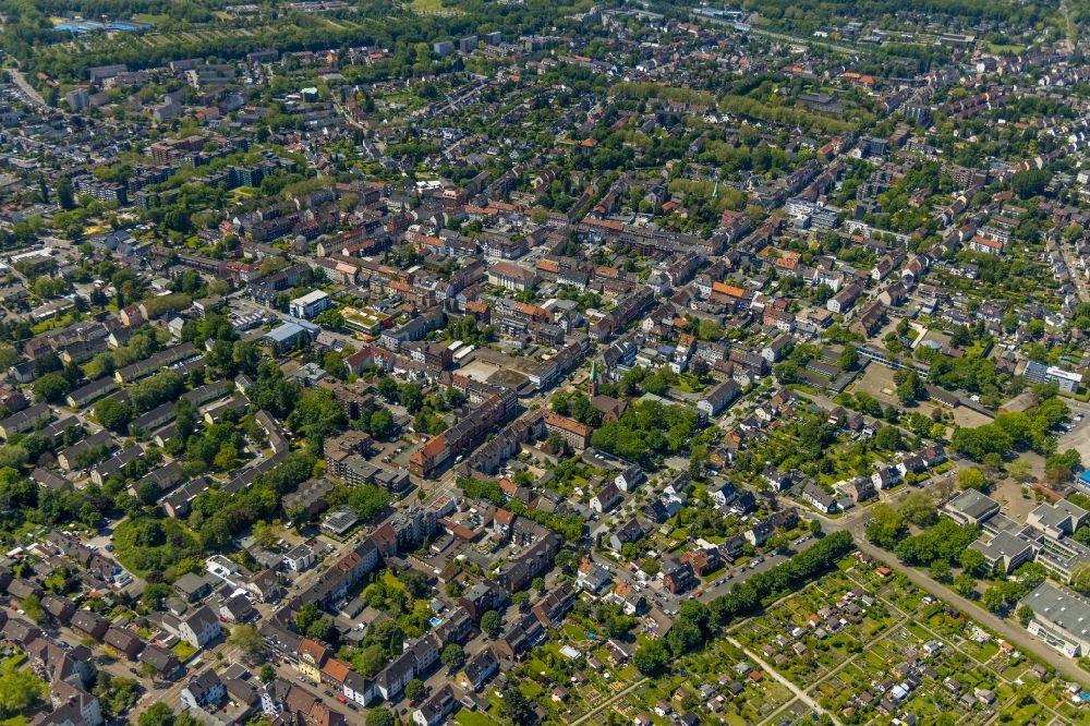 Aerial image Gelsenkirchen - City view on down town on Cranger Strasse in the district Erle in Gelsenkirchen at Ruhrgebiet in the state North Rhine-Westphalia, Germany