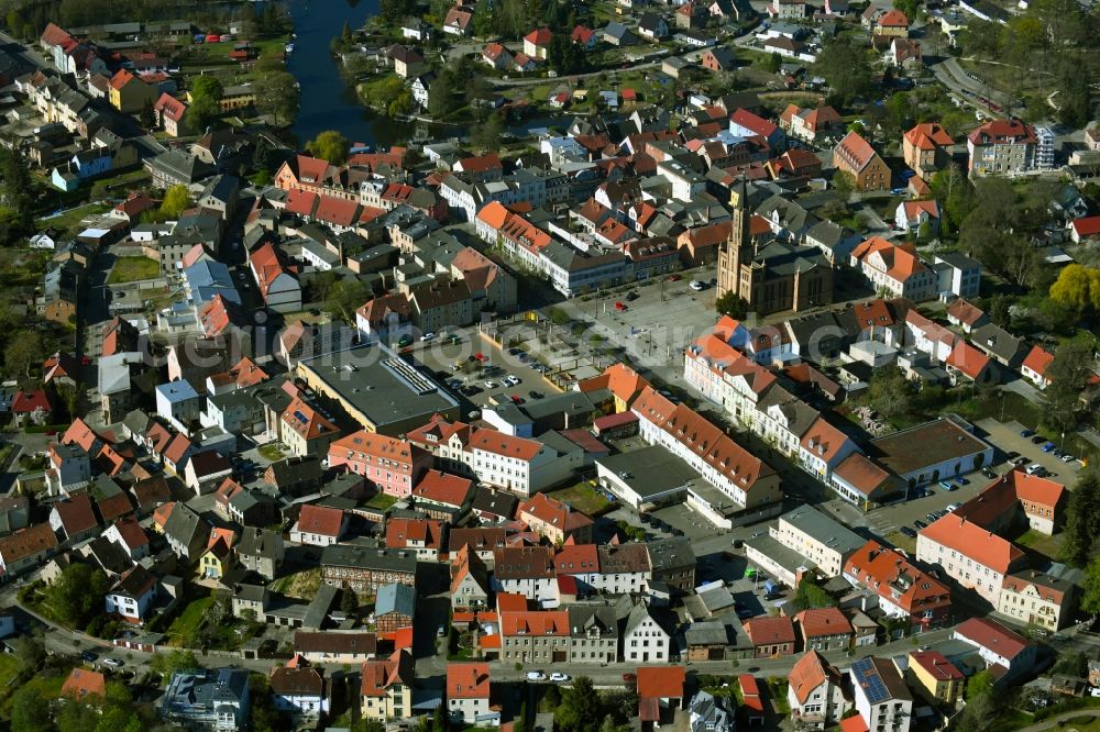 Fürstenberg/Havel from the bird's eye view: City view of the inner city area with city church and market place in Fuerstenberg / Havel in the state Brandenburg, Germany