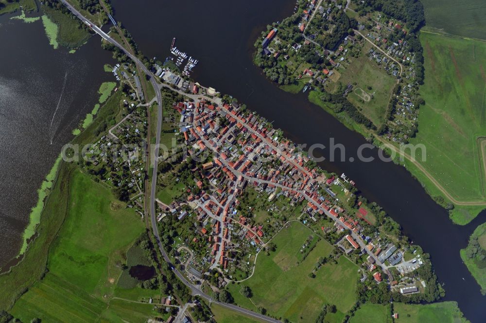 Havelsee from the bird's eye view: Cityscape of downtown area and the city center on the banks of Beetzsees in Havelsee in Brandenburg