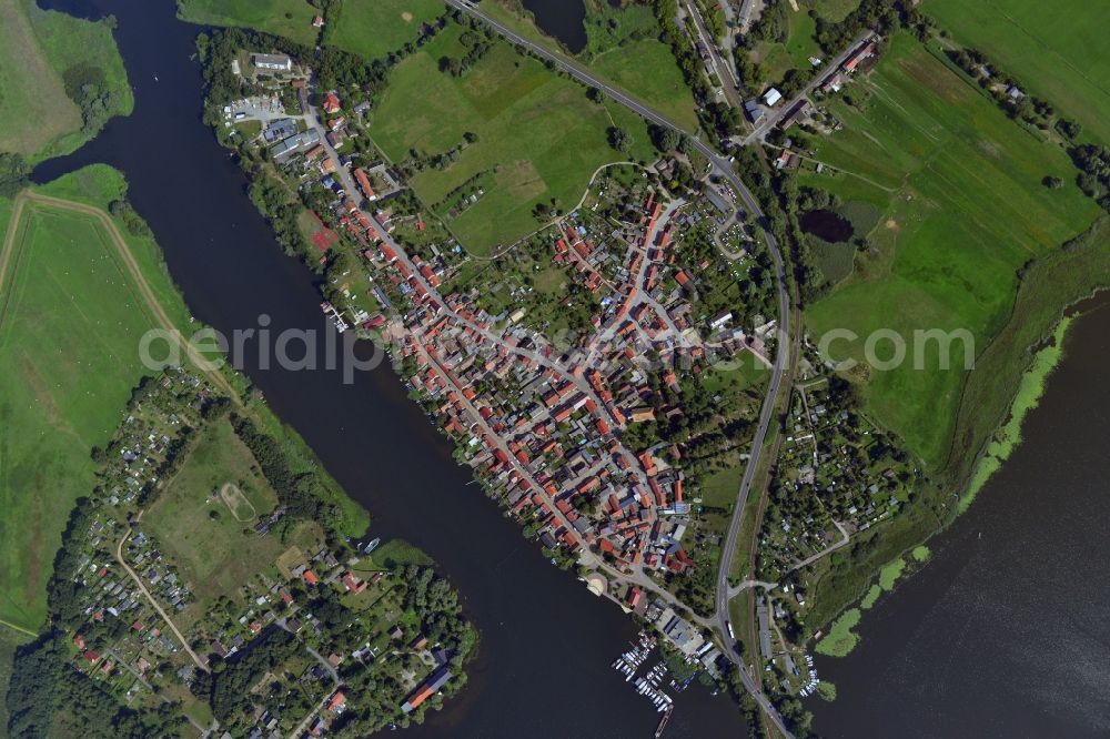 Aerial photograph Havelsee - Cityscape of downtown area and the city center on the banks of Beetzsees in Havelsee in Brandenburg