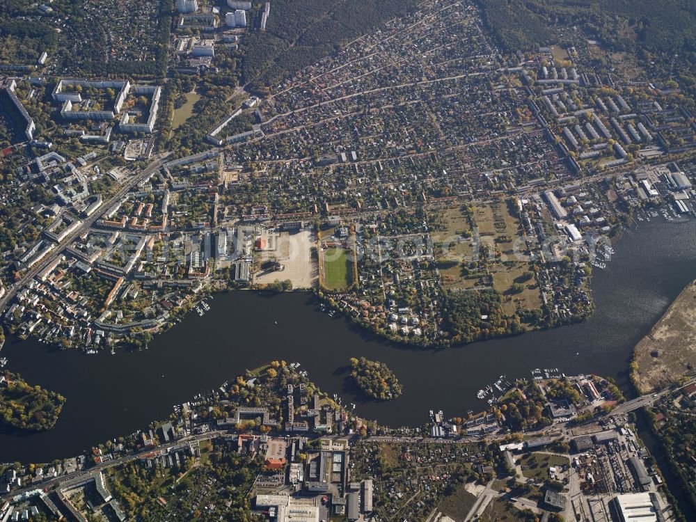 Aerial photograph Berlin - City view of the inner-city area at the riverside of the Dahme near the BHKW Koepenick in Berlin in Germany