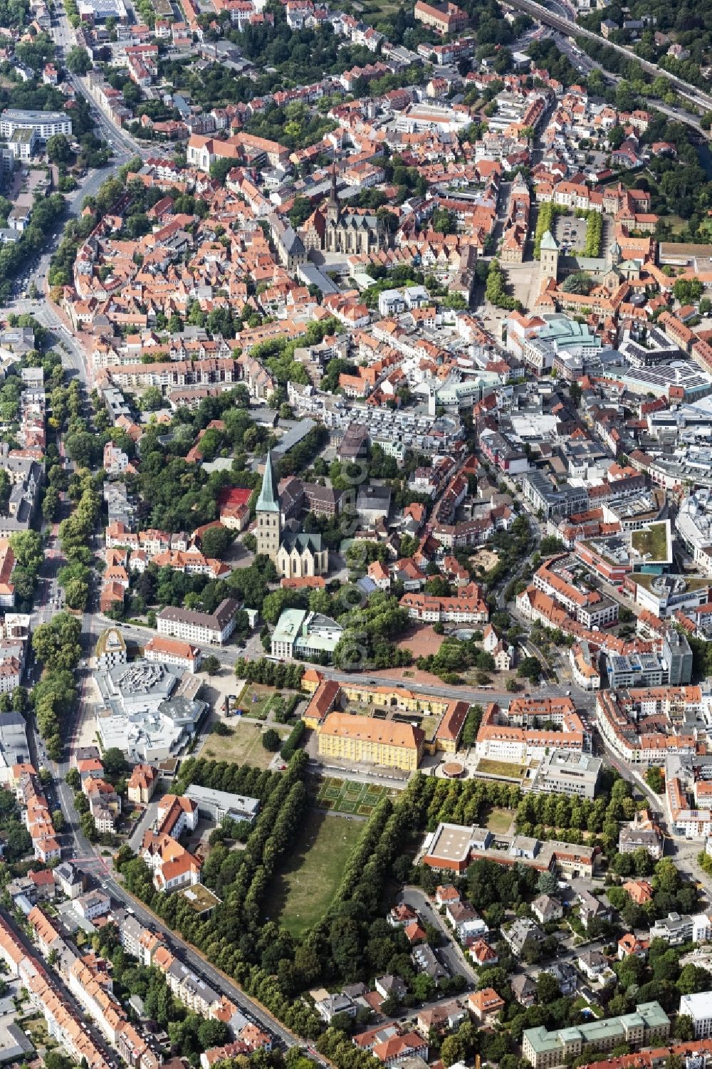 Osnabrück from the bird's eye view: City view on down town in Vordergrund die Universitaet Osnabrueck in Osnabrueck in the state Lower Saxony, Germany