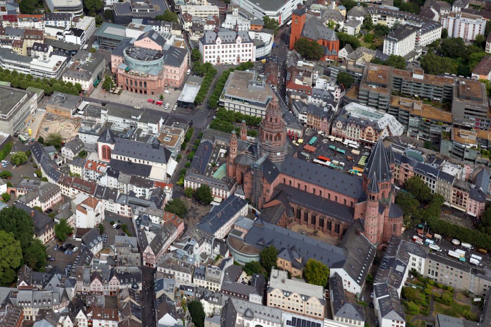 Mainz from the bird's eye view: City view of downtown area of Altstadt in Mainz in the state Rhineland-Palatinate, Germany. In the center of the picture is the Ludwigstrasse, which stretches from the cathedral to the Osteiner Hof on Schillerplatz