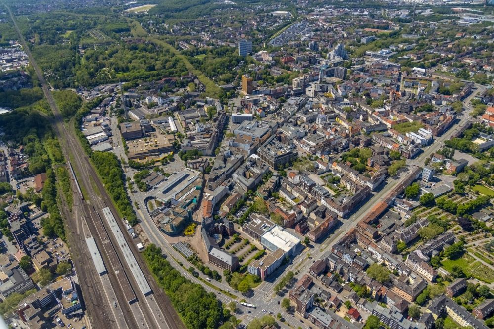 Aerial image Gelsenkirchen - City view of downtown area with Fernbus Haltestelle Gelsenkirchen - Postbus on Husemannstrasse in Gelsenkirchen at Ruhrgebiet in the state North Rhine-Westphalia, Germany