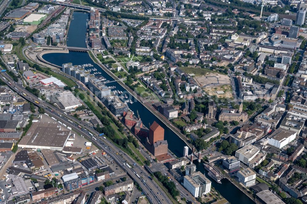 Aerial photograph Duisburg - City view of downtown area with dem Innenhafen and Holzhafen in the district Altstadt in Duisburg at Ruhrgebiet in the state North Rhine-Westphalia, Germany