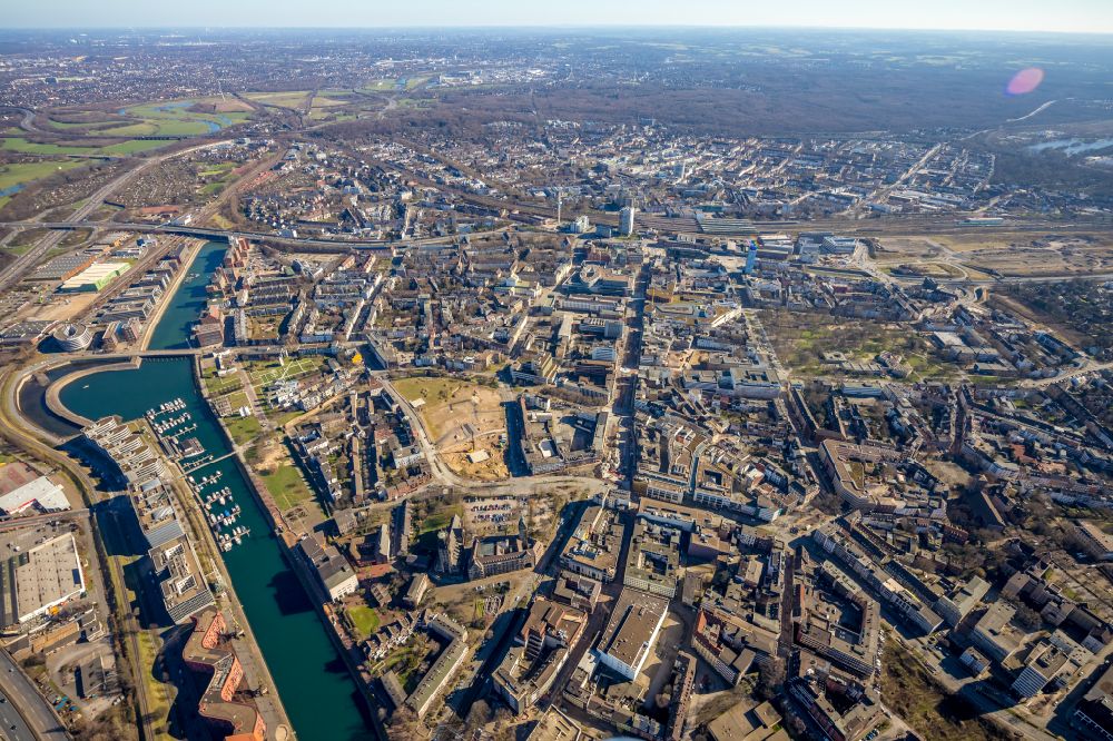 Duisburg from the bird's eye view: City view of downtown area with dem Innenhafen and Holzhafen in the district Altstadt in Duisburg at Ruhrgebiet in the state North Rhine-Westphalia, Germany