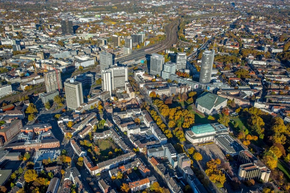 Aerial image Essen - City view of downtown area along the Huyssenallee in Essen in the state North Rhine-Westphalia. In the picture the philharmonic hall Essen, the RWE Tower and the Aalto theater