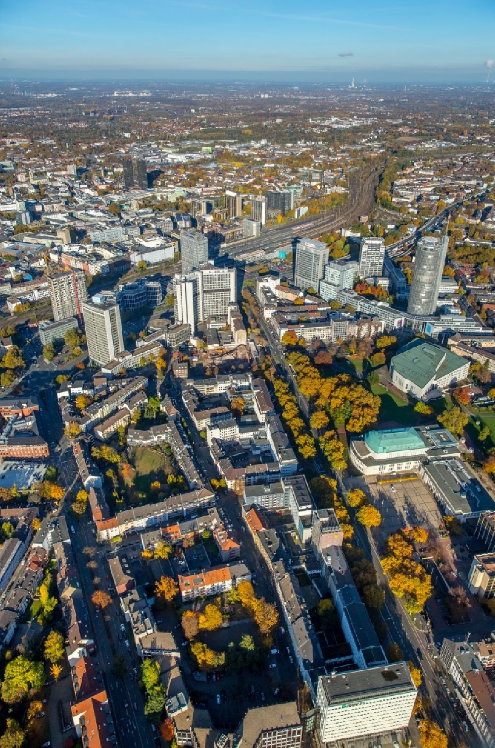 Aerial photograph Essen - City view of downtown area along the Huyssenallee in Essen in the state North Rhine-Westphalia. In the picture the philharmonic hall Essen, the RWE Tower and the Aalto theater