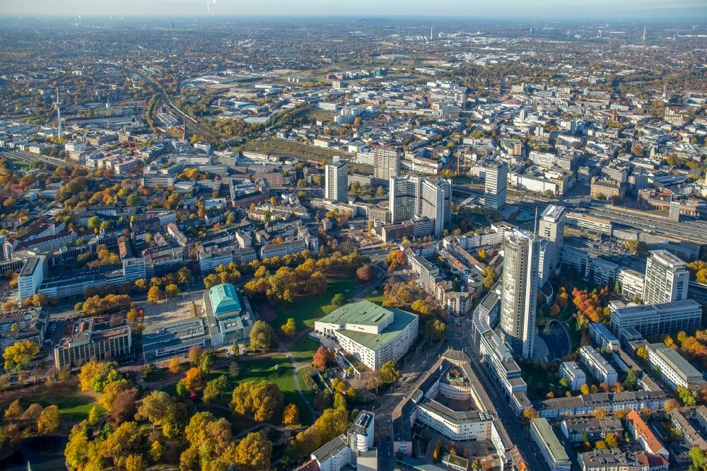 Essen from the bird's eye view: City view of downtown area along the Huyssenallee in Essen in the state North Rhine-Westphalia. In the picture the philharmonic hall Essen, the RWE Tower and the Aalto theater