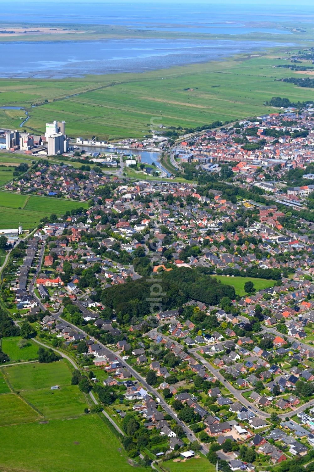 Husum from the bird's eye view: City view on sea coastline of North Sea in Husum North Frisia in the state Schleswig-Holstein, Germany