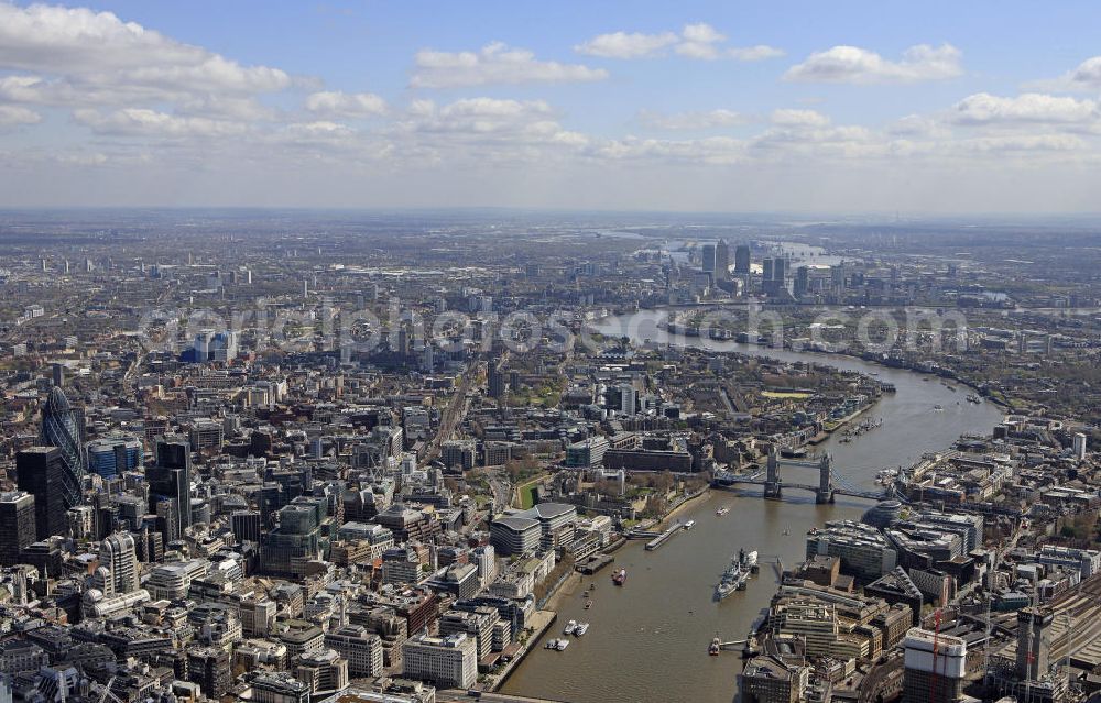 London from the bird's eye view: Stadtansicht von London mit Blick nach Osten über die Themse und die Tower Bridge. Cityscape of London with a view to the east over the River Thames and the Tower Bridge.