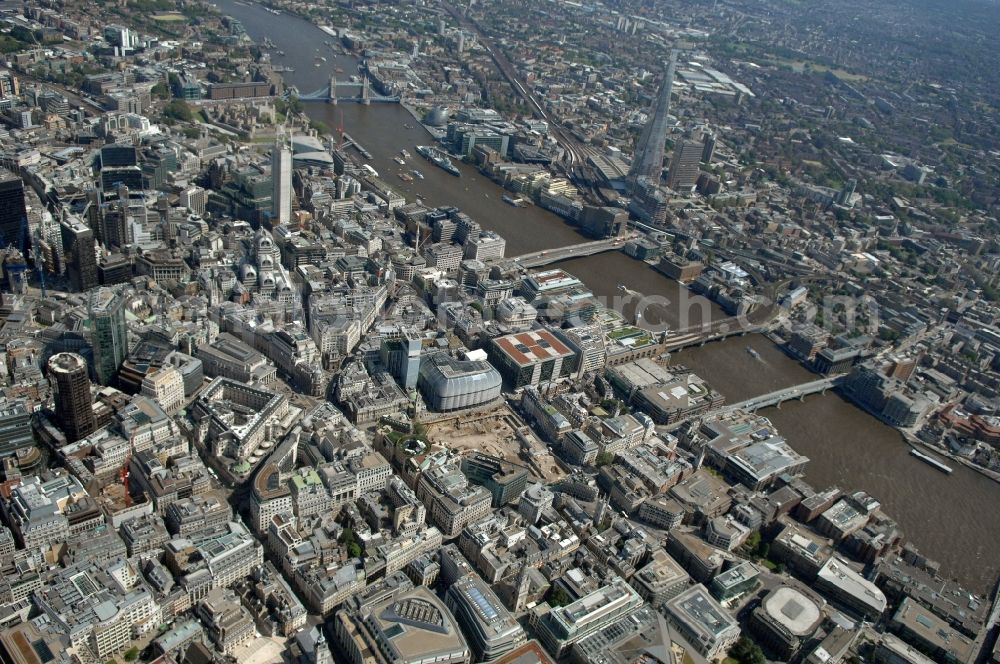 London from the bird's eye view: City view of London at the Thames in England