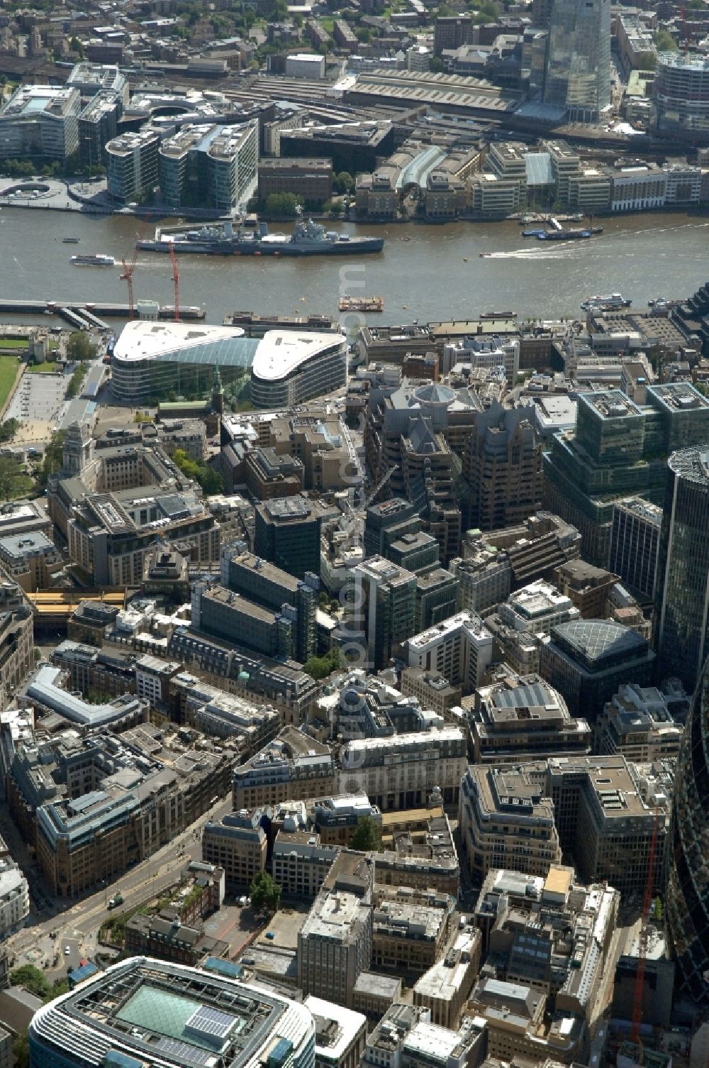 London from the bird's eye view: City view of London at the Thames in England