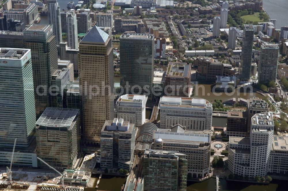 Aerial image London - 20/06/2012 LONDON city view from London's Isle of Dogs, the financial district and financial center of the Thames City. The picture shows the high-rise buildings / skyscrapers in the North and South Colonnade, Aspen Way, Montgomery St., Marsh Wall. Here is the core focus of the world's financial capital. Represented are renowned, globally active financial institutions such as HSBC, Citibank, KPMG, rating agencies such as JP Morgan