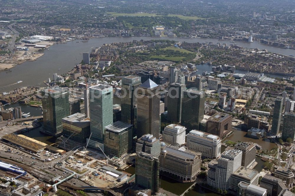 London from above - 20/06/2012 LONDON city view from London's Isle of Dogs, the financial district and financial center of the Thames City. The picture shows the high-rise buildings / skyscrapers in the North and South Colonnade, Aspen Way, Montgomery St., Marsh Wall. Here is the core focus of the world's financial capital. Represented are renowned, globally active financial institutions such as HSBC, Citibank, KPMG, rating agencies such as JP Morgan
