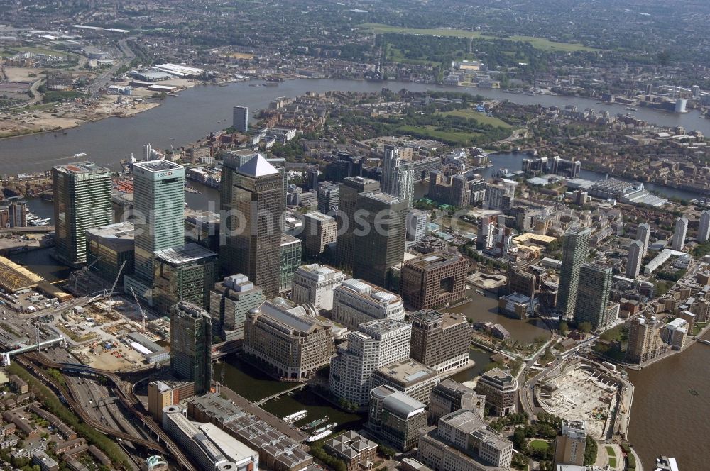 London from the bird's eye view: 20/06/2012 LONDON city view from London's Isle of Dogs, the financial district and financial center of the Thames City. The picture shows the high-rise buildings / skyscrapers in the North and South Colonnade, Aspen Way, Montgomery St., Marsh Wall. Here is the core focus of the world's financial capital. Represented are renowned, globally active financial institutions such as HSBC, Citibank, KPMG, rating agencies such as JP Morgan