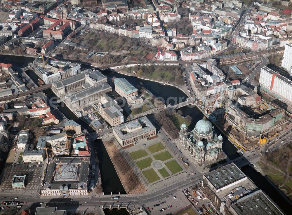 Aerial image Berlin - The reconstruction of the pleasure garden of the Museum Island, a park-like green space in the Mitte district