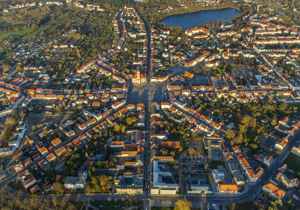Neustrelitz from the bird's eye view: Cityscape of downtown area at the market square in Neustrelitz in Mecklenburg - Western Pomerania