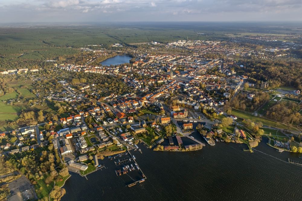 Aerial photograph Neustrelitz - Cityscape of downtown area at the market square in Neustrelitz in Mecklenburg - Western Pomerania
