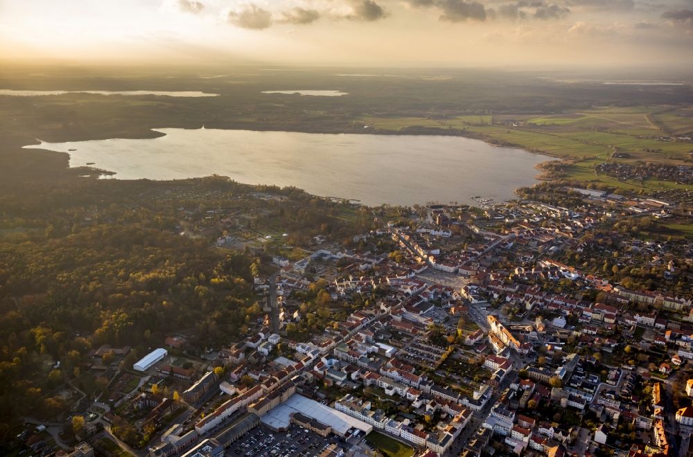 Aerial image Neustrelitz - Cityscape of downtown area at the market square in Neustrelitz in Mecklenburg - Western Pomerania