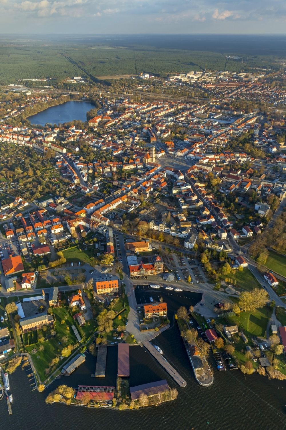 Neustrelitz from the bird's eye view: Cityscape of downtown area at the market square in Neustrelitz in Mecklenburg - Western Pomerania