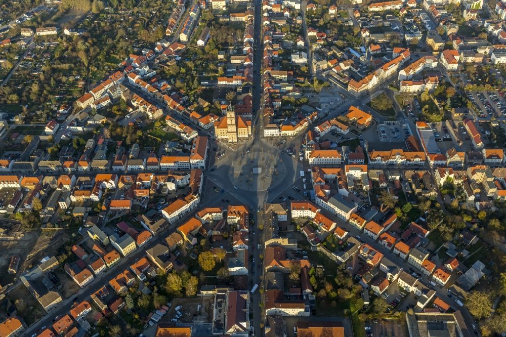 Aerial image Neustrelitz - Cityscape of downtown area at the market square in Neustrelitz in Mecklenburg - Western Pomerania