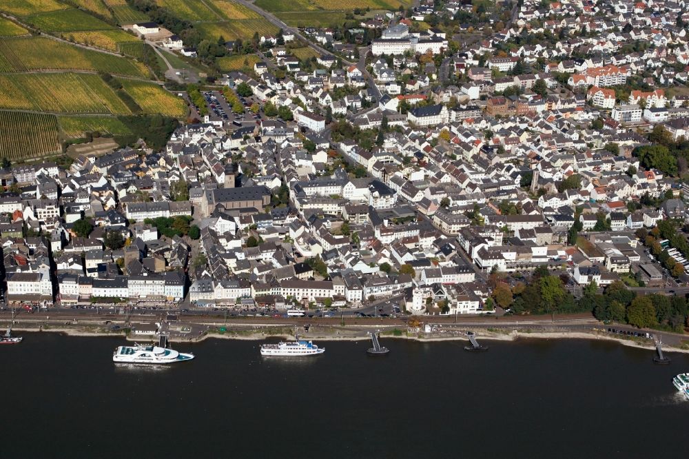 Aerial photograph Rüdesheim am Rhein - Cityscape, directly on the Rhine, with a view to passing ships in Ruedesheim am Rhein in Hesse