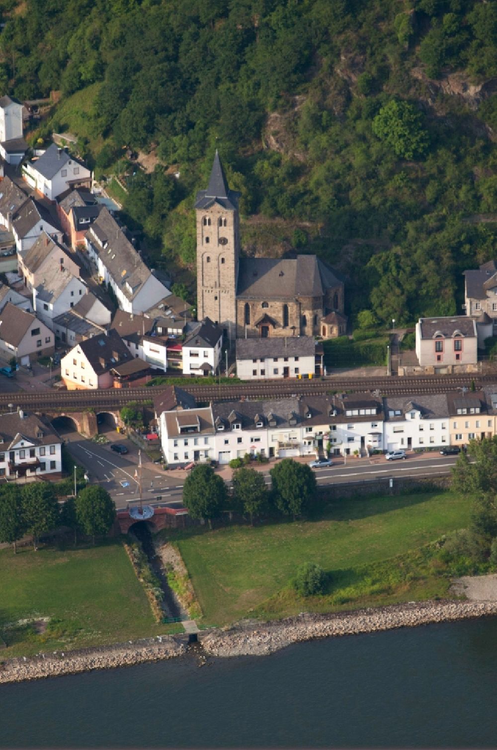 Sankt Goarshausen from the bird's eye view: Town centre of Sankt Goarshausen- Wellmich in the state Rhineland-Palatinate, Germany. The Loreley town is located in the Rhine-Lahn county district on the right riverbank of the Rhine. It is an official tourist resort sitting on the steep slopes of the riverfront. In the center of the image the Catholic church of Saint Martin