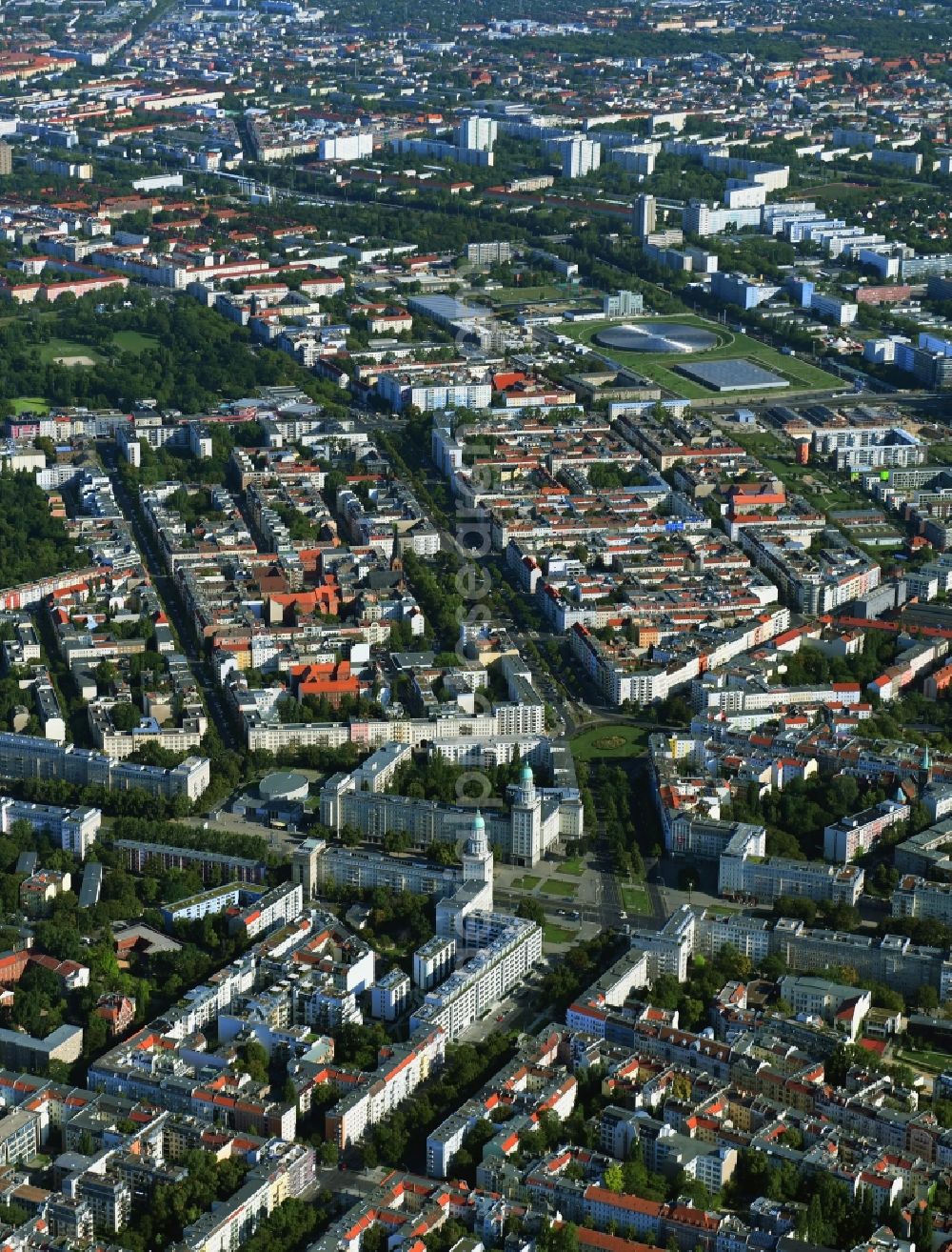 Aerial photograph Berlin - District Warschauer Strasse - Frankfurter Tor - Karl-Marx-Allee - Petersburger Strasse in the city in the district Friedrichshain in Berlin, Germany