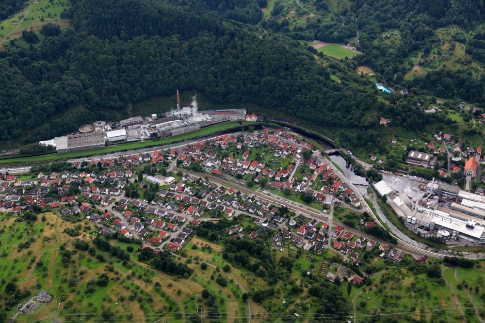 Aerial photograph Gernsbach - View of the Hilpertsau part of Gernsbach in the state of Baden-Wuerttemberg. The part is located in the South of Gernsbach in the Murg valley. The factory halls and plant of Smurfit Kappa, a producer of packaging materials, are located on the Western riverbank