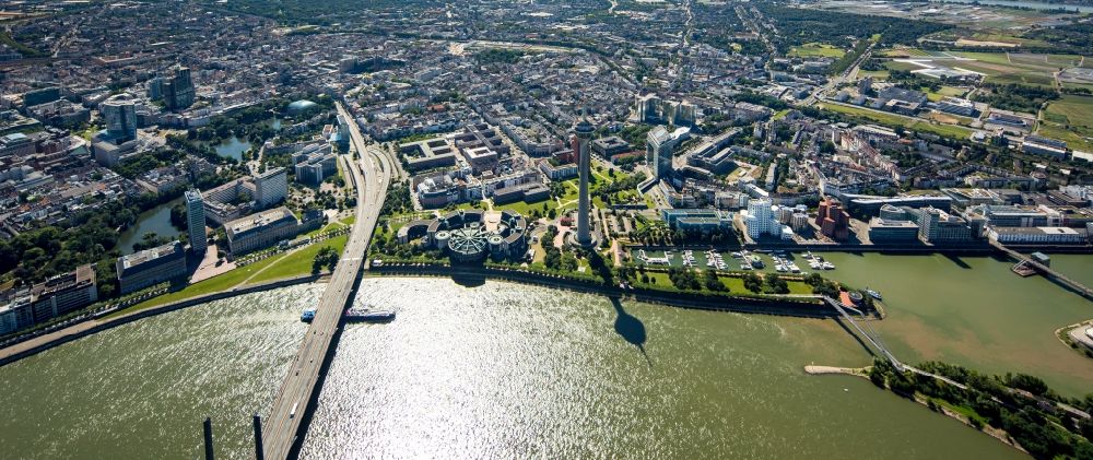 Düsseldorf from the bird's eye view: View of the city center of Duesseldorf including Rheinknie-bridge, the Rhinetower, the Landtag Rhine-Westphalia and the Buergerpark in Duesseldorf in the state North Rhine-Westphalia