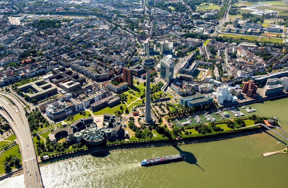 Aerial image Düsseldorf - View of the city center of Duesseldorf including Rheinknie-bridge, the Rhinetower, the Landtag Rhine-Westphalia and the Buergerpark in Duesseldorf in the state North Rhine-Westphalia
