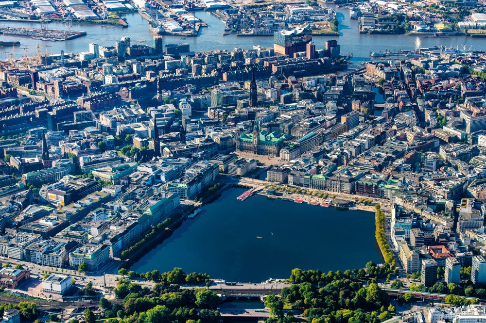Aerial photograph Hamburg - Cityscape Downtown at City Hall / Alsterhaus Jungfernstieg on the banks of the Alster Lake in Hamburg