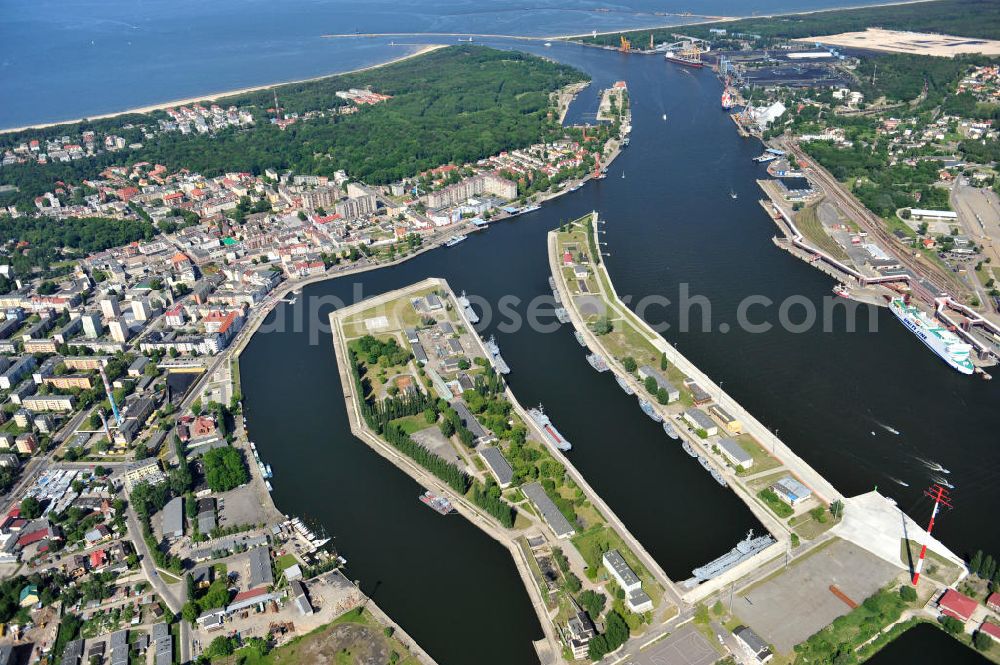 Aerial image Swinemünde ( Swinoujscie ) - Stadtansicht von Swinemünde am Militärhafen Port Wojenny. Das Militärgelände wird von polnischen Llandungs- und Küstenschutzschiffen genutzt und dient zugleich als NATO Basis. City View at the military port of Swinoujscie port Wojenny.