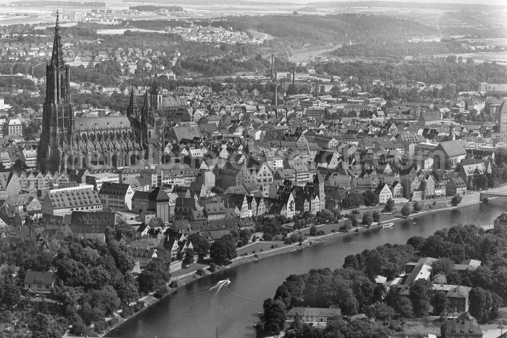 Aerial image Ulm - City view on the river bank der Donau with of Kathedrale Ulmer Muenster in Ulm in the state Baden-Wuerttemberg, Germany