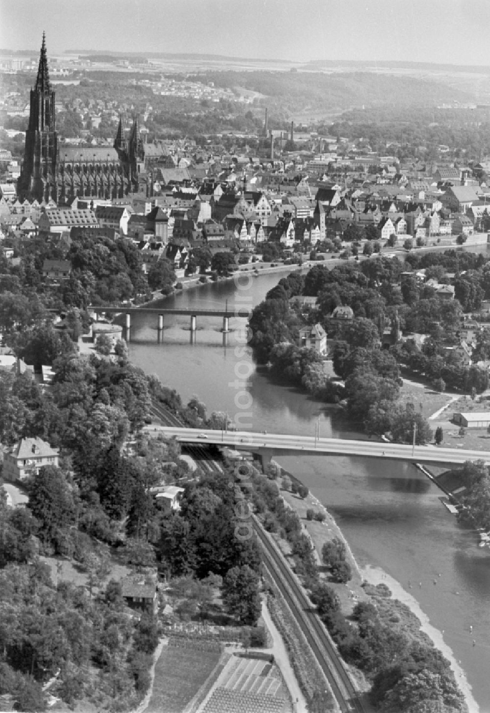 Aerial photograph Ulm - City view on the river bank der Donau with of Kathedrale Ulmer Muenster in Ulm in the state Baden-Wuerttemberg, Germany