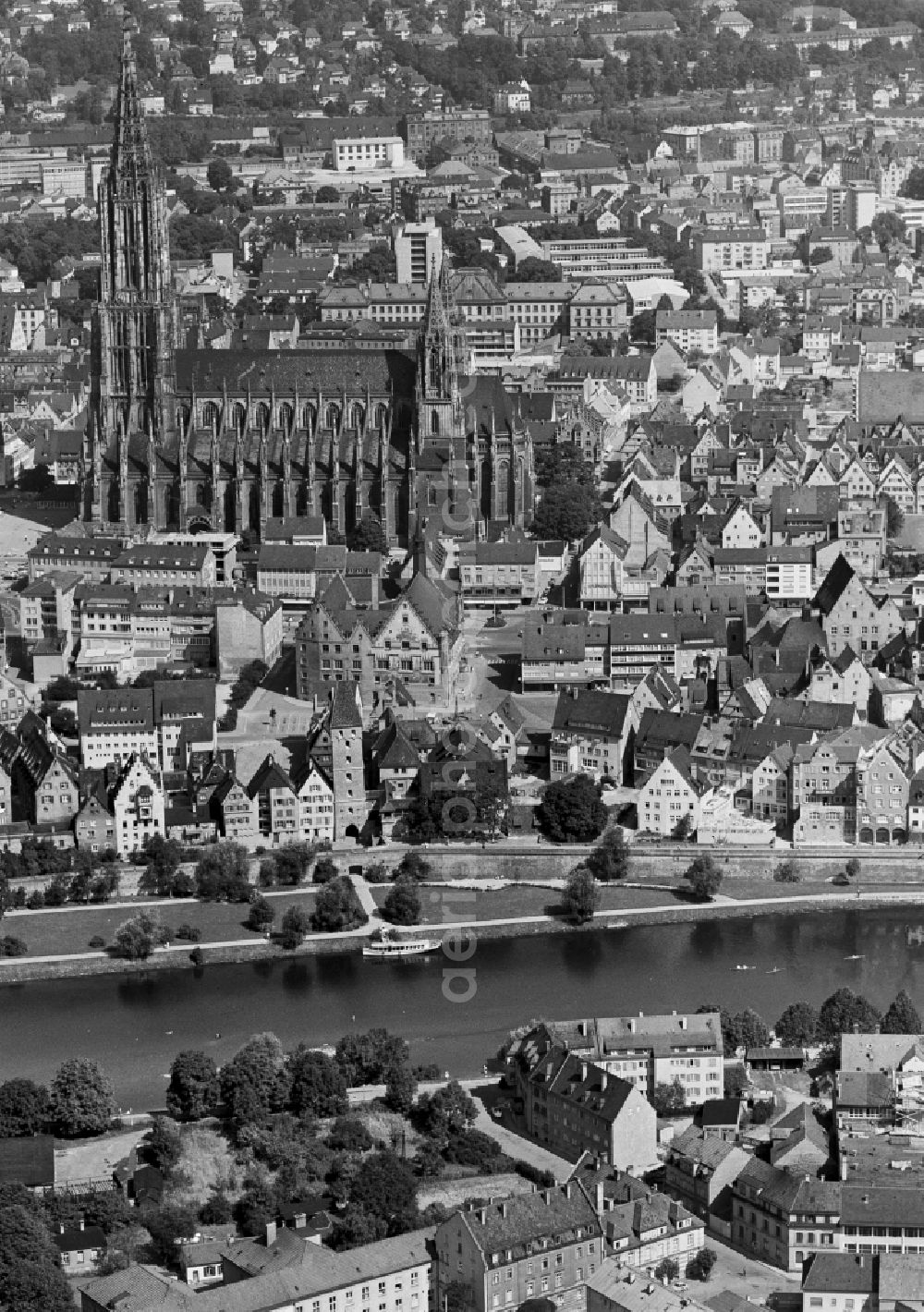 Ulm from the bird's eye view: City view on the river bank der Donau with of Kathedrale Ulmer Muenster in Ulm in the state Baden-Wuerttemberg, Germany