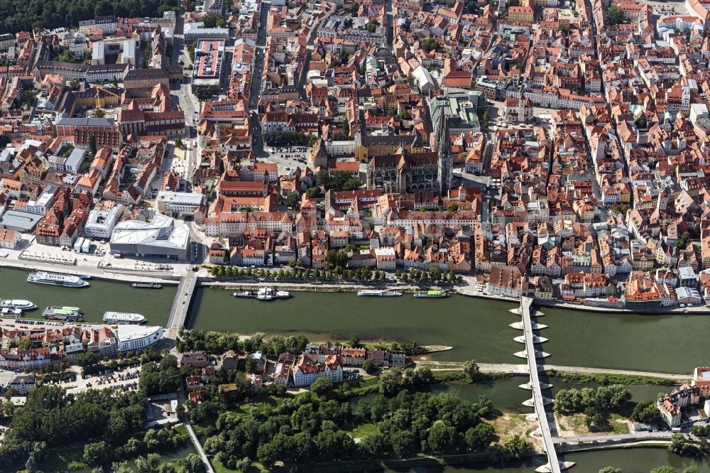 Aerial photograph Regensburg - City view on the river bank of the river Danube in Regensburg in the state Bavaria, Germany