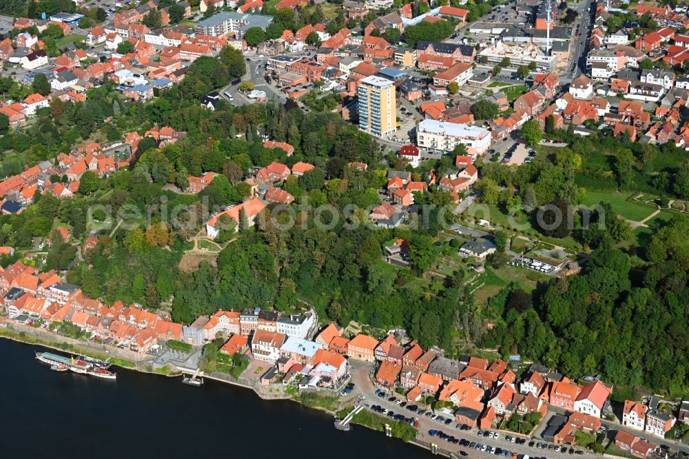 Aerial photograph Lauenburg/Elbe - City view on the river bank of Elbe overlooking the castle and castle tower of the town hall on Amtsplatz in Lauenburg/Elbe in the state Schleswig-Holstein, Germany