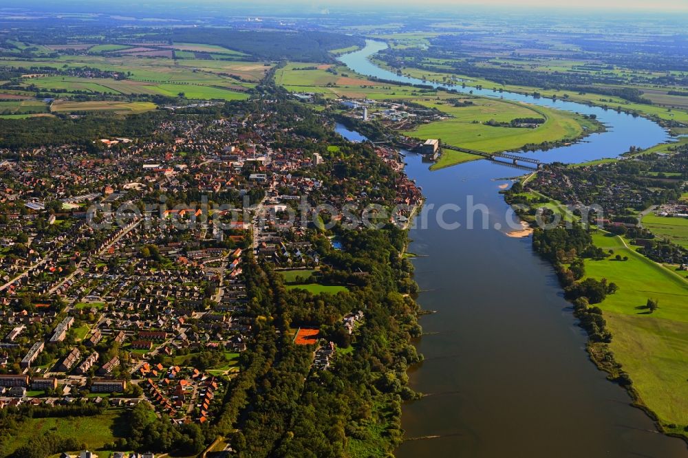 Aerial photograph Lauenburg/Elbe - City view on the river bank of the River Elbe in Lauenburg/Elbe in the state Schleswig-Holstein, Germany