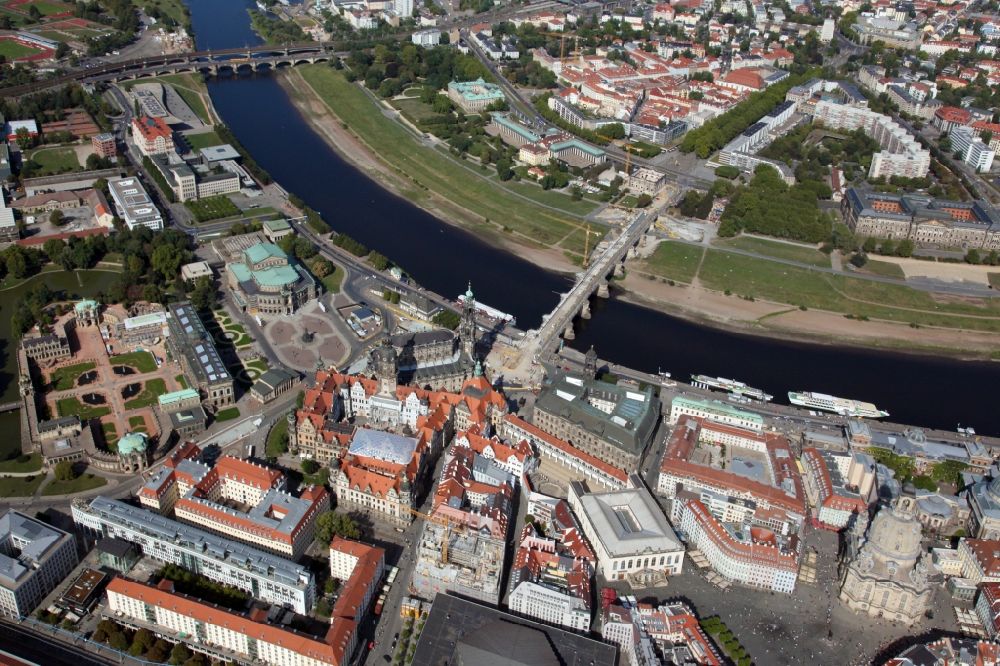 Dresden from the bird's eye view: City view on the river bank of the River Elbe in the district Altstadt in Dresden in the state Saxony, Germany