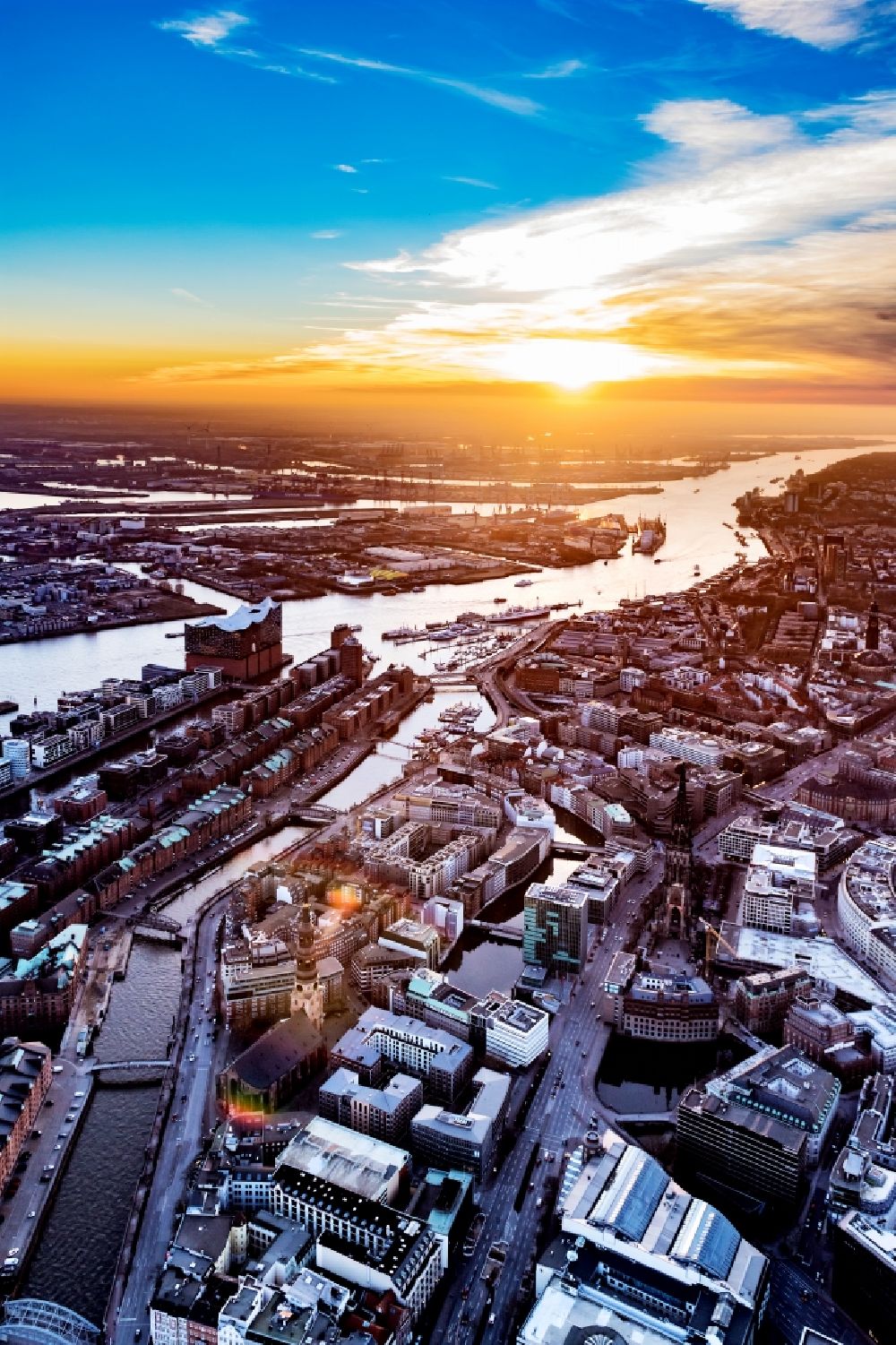 Aerial photograph Hamburg - City view on the river bank of the River Elbe in the district HafenCity in Hamburg, Germany
