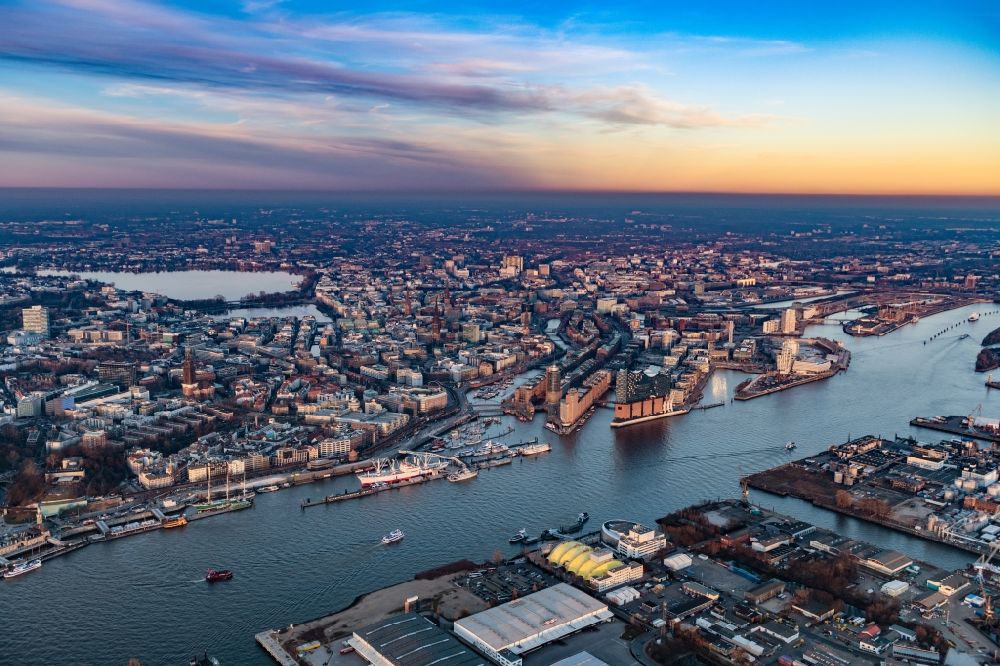 Aerial photograph Hamburg - City view on the river bank of the River Elbe, by sunset, in the district HafenCity in Hamburg, Germany